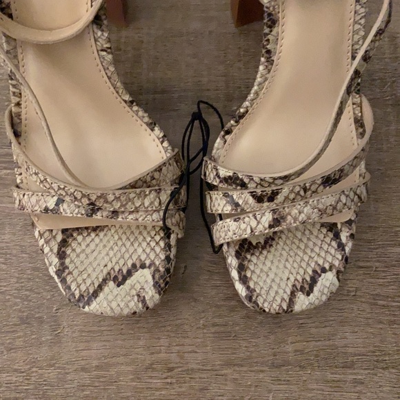Sale❣️ NWT Vince Camuto Snake Chunky Heels, size 7 - Picture 3 of 5